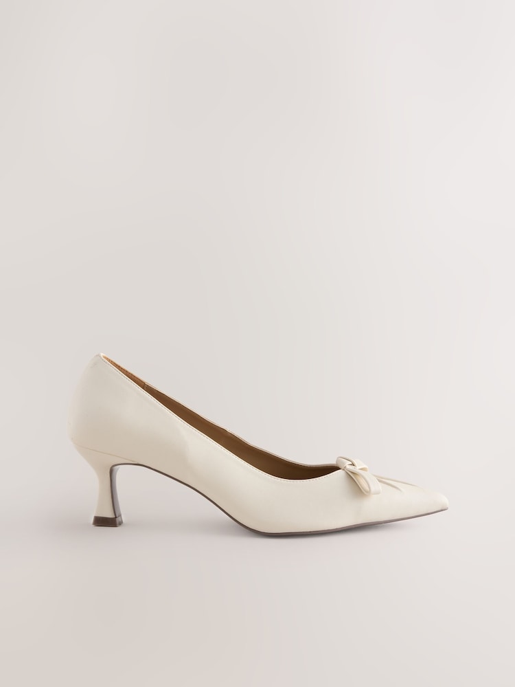 Crema hueso - Forever Comfort® Bow Court Heels - Imagen 2 de 5 Crema hueso - Forever Comfort® Bow Court Heels - Imagen 2 de 5