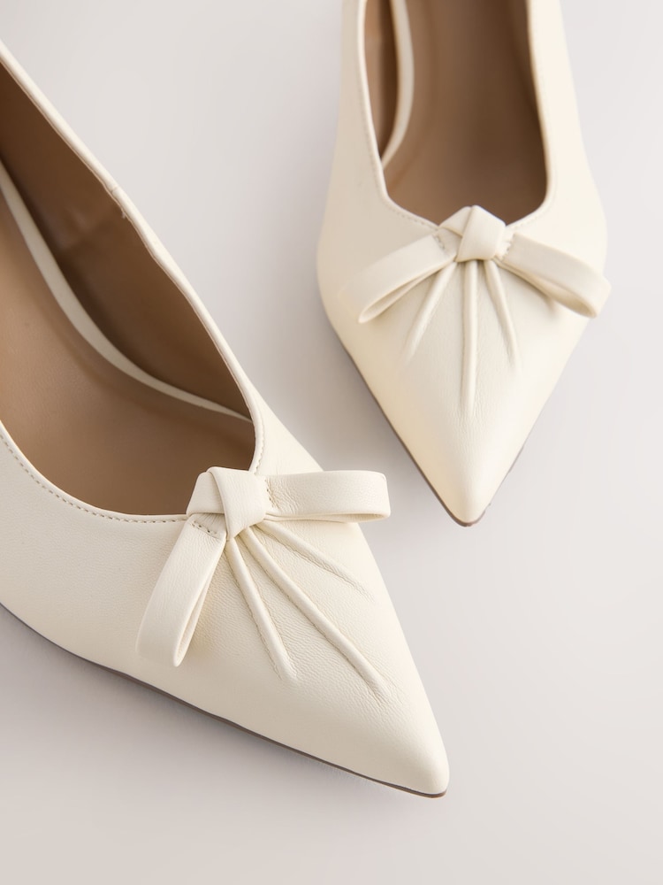 Crema hueso - Forever Comfort® Bow Court Heels - Imagen 5 de 5 Crema hueso - Forever Comfort® Bow Court Heels - Imagen 5 de 5