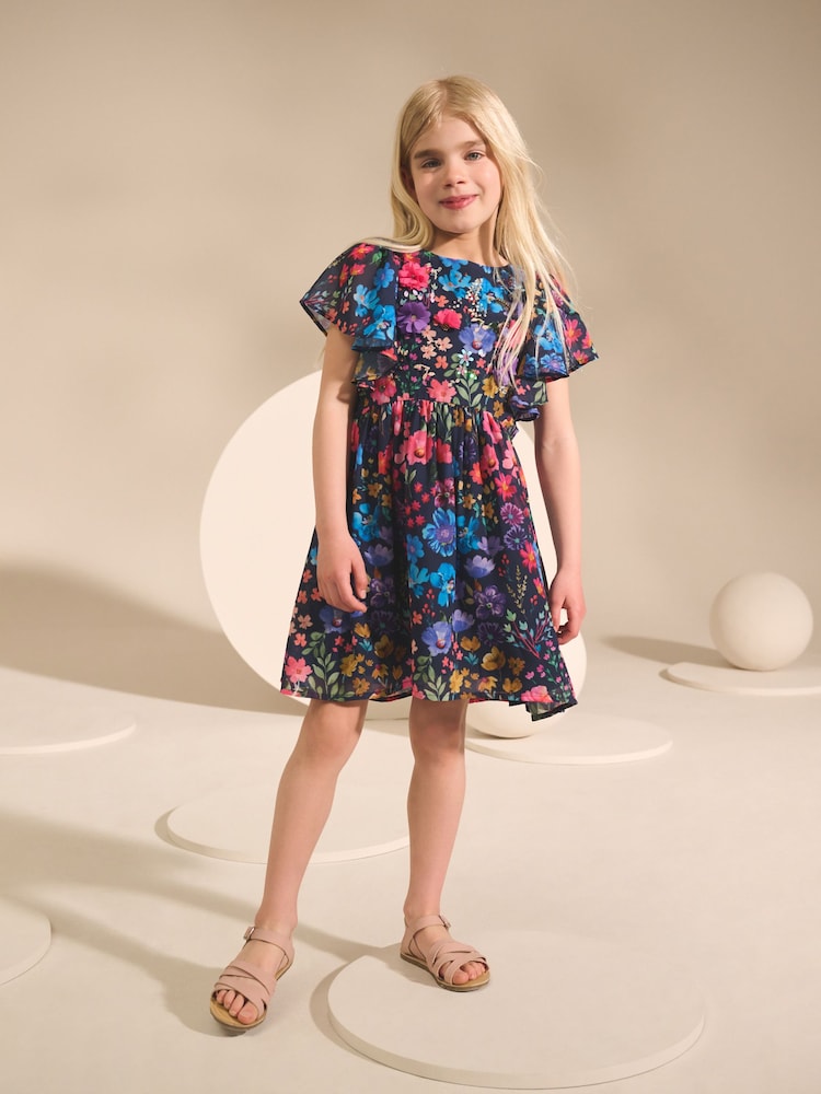 Marineblau geblümt - Kleid mit Engelsärmeln und Verzierungen (3–16 Jahre) - Bild 1 von 4