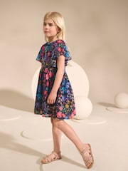 Marineblau geblümt - Kleid mit Engelsärmeln und Verzierungen (3–16 Jahre) - Bild 2 von 4