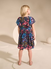Marineblau geblümt - Kleid mit Engelsärmeln und Verzierungen (3–16 Jahre) - Bild 3 von 4