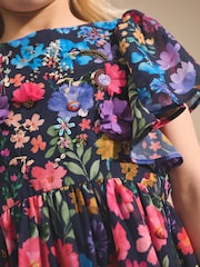 Marineblau geblümt - Kleid mit Engelsärmeln und Verzierungen (3–16 Jahre) - Bild 4 von 4