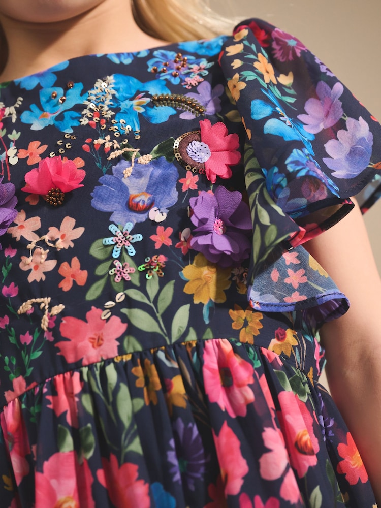 Marineblau geblümt - Kleid mit Engelsärmeln und Verzierungen (3–16 Jahre) - Bild 4 von 4