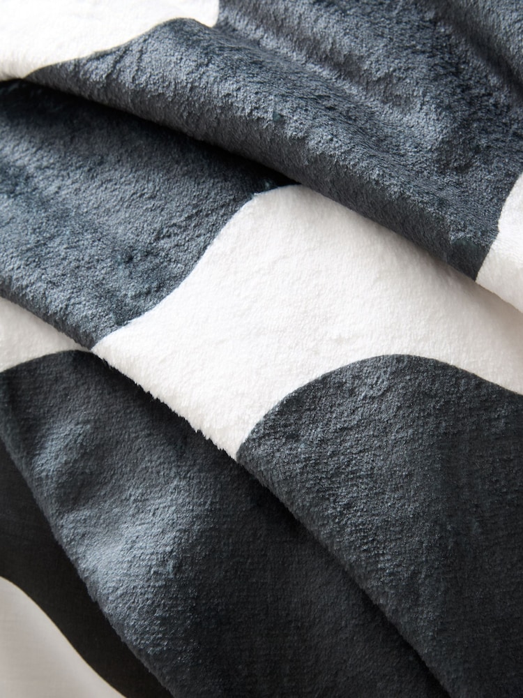 Sassy B Oversized Waves Reversible Throw - Image 3 of 4