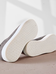 Cinza - Tênis slip-on sem cadarço Signature Premium em couro - Imagem 3 de 6