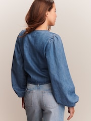 Azul médio - Blusa jeans envolvente com amarração frontal - Imagem 2 de 6