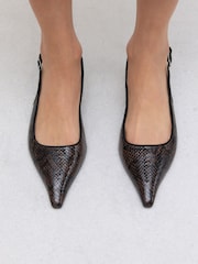 Chocolate Brown Snake - Zapatos de tacón bajo con puntera en punta y tira trasera Forever Comfort® - Imagen 1 de 10