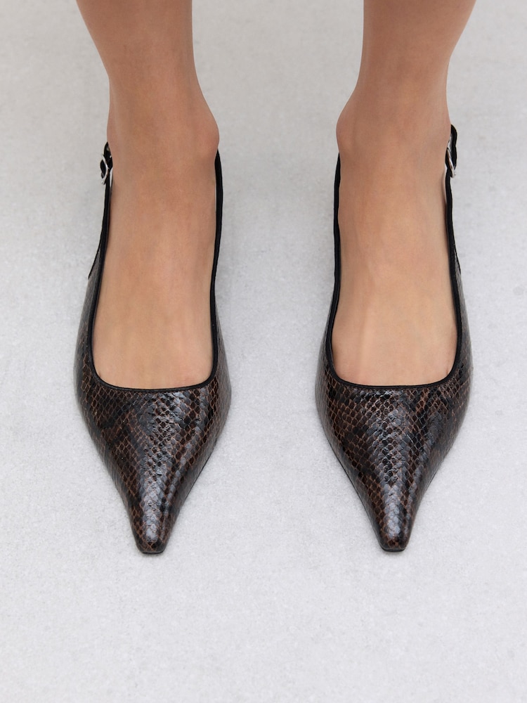 Chocolate Brown Snake - Zapatos de tacón bajo con puntera en punta y tira trasera Forever Comfort® - Imagen 1 de 10 Chocolate Brown Snake - Zapatos de tacón bajo con puntera en punta y tira trasera Forever Comfort® - Imagen 1 de 10