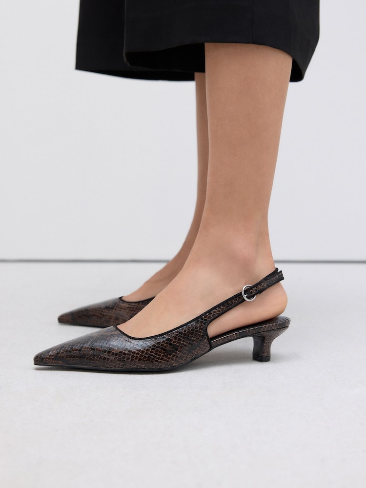 Chocolate Brown Snake - Zapatos de tacón bajo con puntera en punta y tira trasera Forever Comfort® - Imagen 2 de 10 Chocolate Brown Snake - Zapatos de tacón bajo con puntera en punta y tira trasera Forever Comfort® - Imagen 2 de 10