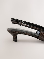 Chocolate Brown Snake - Zapatos de tacón bajo con puntera en punta y tira trasera Forever Comfort® - Imagen 8 de 10