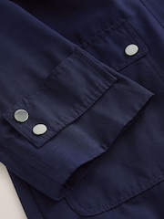 Marineblau - Spritzwassergeschützter Regenmantel mit Kapuze - Bild 10 von 10