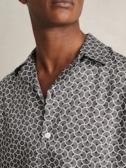 Reiss Black/White Barella Geometric Wave Print Cuban Shirt - Image 4 of 6