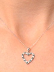 The Diamond Store Emerald 0.54CT And Diamond 9K White Gold Heart Pendant Necklace - Image 3 of 4