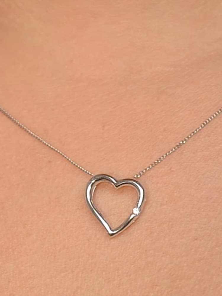 The Diamond Store 9K White Gold 0.03ct Diamond Heart Pendant Necklace - Image 6 of 6 The Diamond Store 9K White Gold 0.03ct Diamond Heart Pendant Necklace - Image 6 of 6