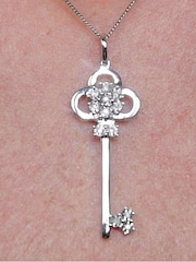 The Diamond Store 9K White Gold Allura Key 0.07ct Diamond Pendant Necklace - Image 4 of 6