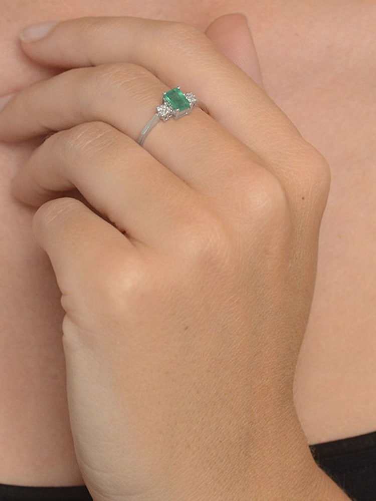 The Diamond Store 9K White Gold 6 x 4mm Emerald and Diamond Ring - Image 6 of 6