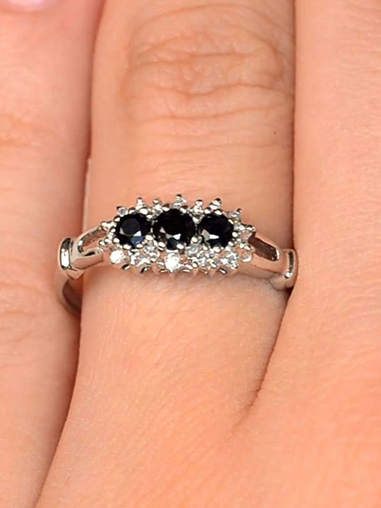 The Diamond Store 9K White Gold 0.34ct Sapphire and Diamond Ring - Image 5 of 5