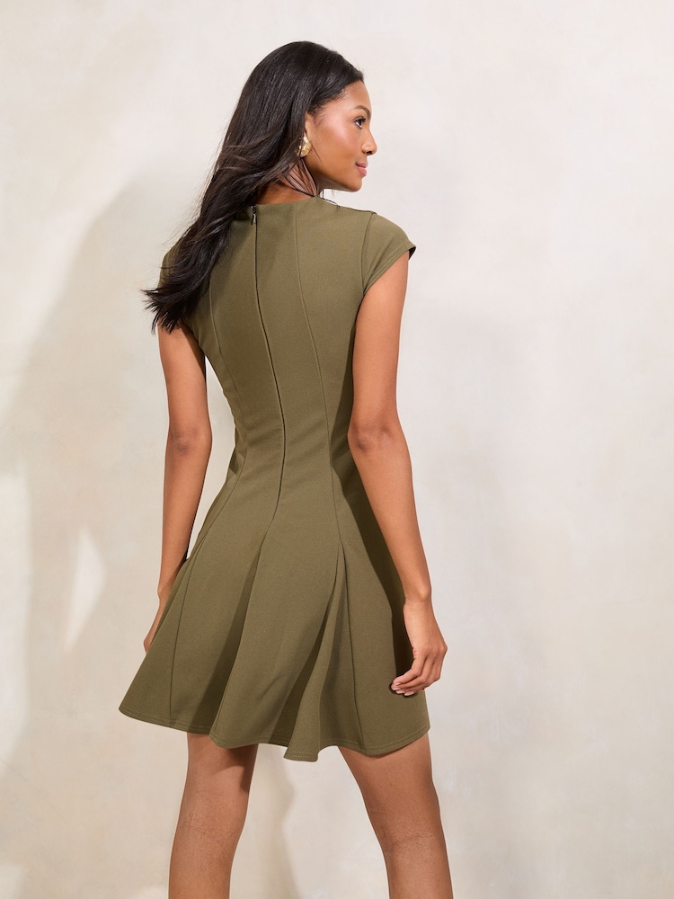 Khakigrün - Lipsy Mini-Skaterkleid mit seitlichen Knöpfen - Bild 4 von 4 Khakigrün - Lipsy Mini-Skaterkleid mit seitlichen Knöpfen - Bild 4 von 4