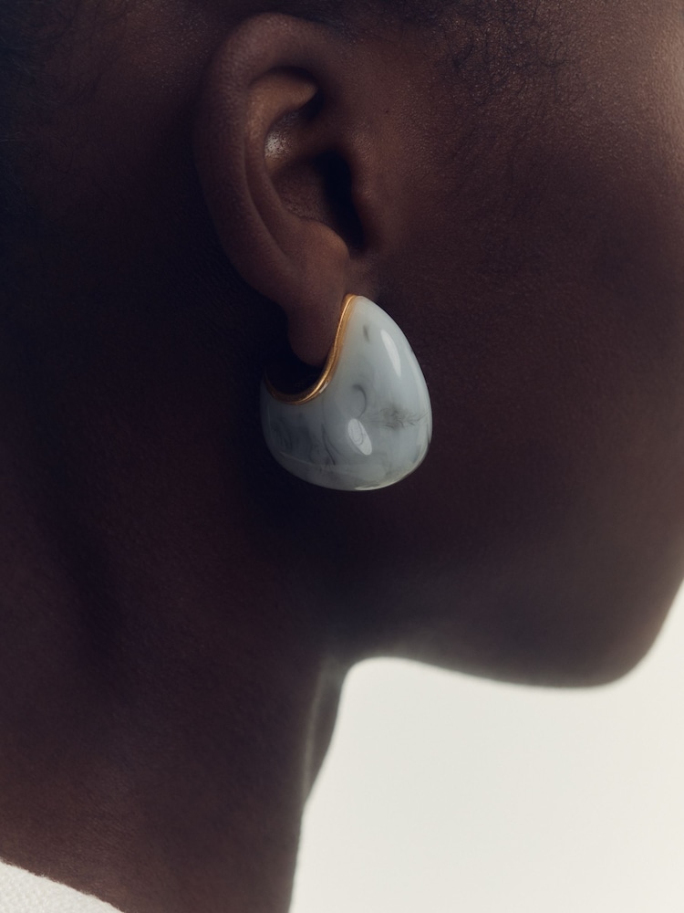 Reiss Gold Tone Carlotta Curve Marble Scoop Earrings - Image 2 of 4