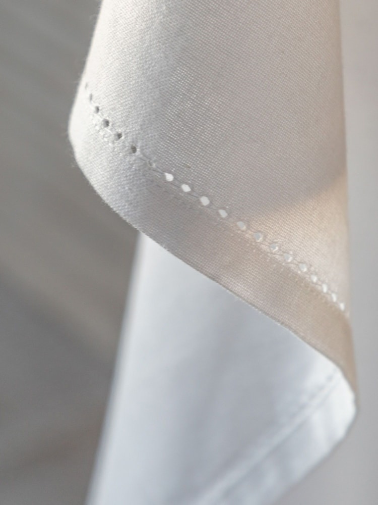 Gallery Home White Large Classic Tablecloth - Image 2 of 5 Gallery Home White Large Classic Tablecloth - Image 2 of 5