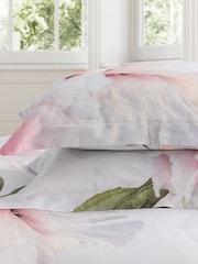 طقم من غطاء لحاف وكيس وسادة مُزيّن بطبعة زهور Peony من Ted Baker - صورة 4 من 5