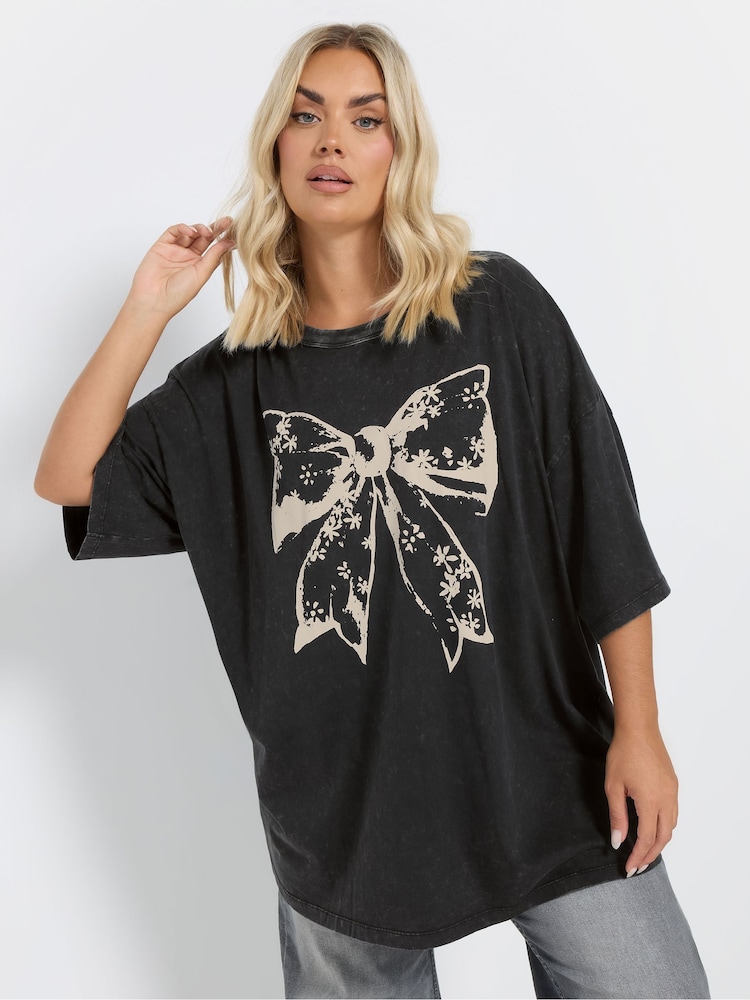 Yours Curve Daisy Bow Acid Wash Boxy T-Shirt - Bild 1 von 5 Yours Curve Daisy Bow Acid Wash Boxy T-Shirt - Bild 1 von 5