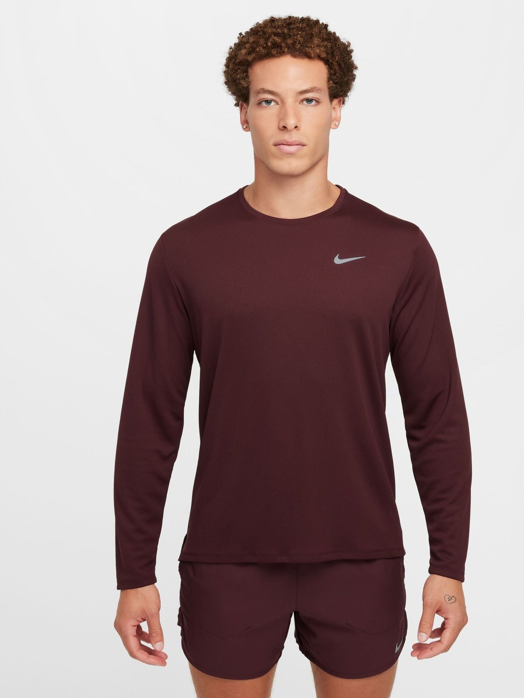 mens burgundy nike t shirt