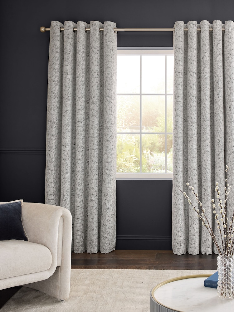 Cortinas de luxo revestidas de veludo com corte pesado e ilhós - Imagem 2 de 5