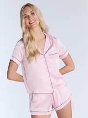 وردي - طقم من بيجامة ستان قصيرة فاخرة من Boux Avenue - صورة 2 من 6