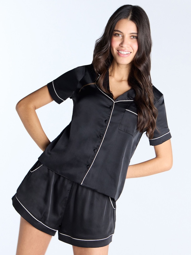 Schwarz - Boux Avenue – kurzes Pyjama-Set aus luxuriösem Satin - Bild 1 von 5 Schwarz - Boux Avenue – kurzes Pyjama-Set aus luxuriösem Satin - Bild 1 von 5