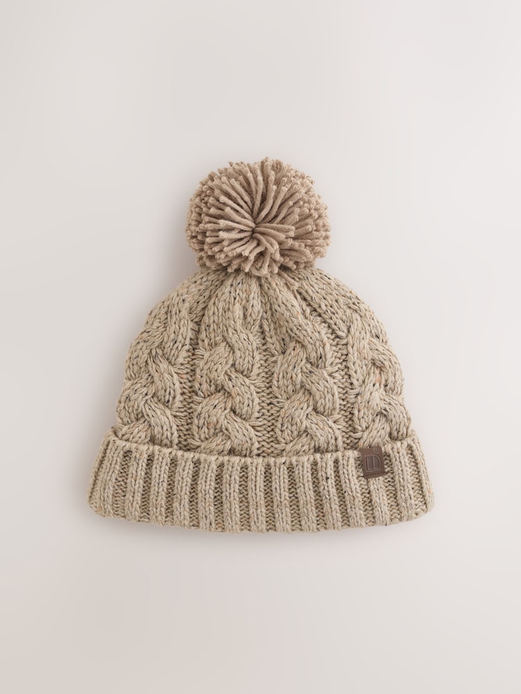 Cream - Cable Knit Pom klobuki in kape; pokrivala (1-16yrs) - Slika 1 iz 3 Cream - Cable Knit Pom klobuki in kape; pokrivala (1-16yrs) - Slika 1 iz 3