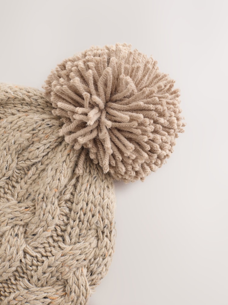 Cream - Cable Knit Pom klobuki in kape; pokrivala (1-16yrs) - Slika 2 iz 3 Cream - Cable Knit Pom klobuki in kape; pokrivala (1-16yrs) - Slika 2 iz 3