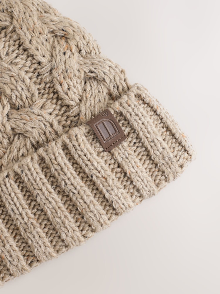 Cream - Cable Knit Pom klobuki in kape; pokrivala (1-16yrs) - Slika 3 iz 3 Cream - Cable Knit Pom klobuki in kape; pokrivala (1-16yrs) - Slika 3 iz 3