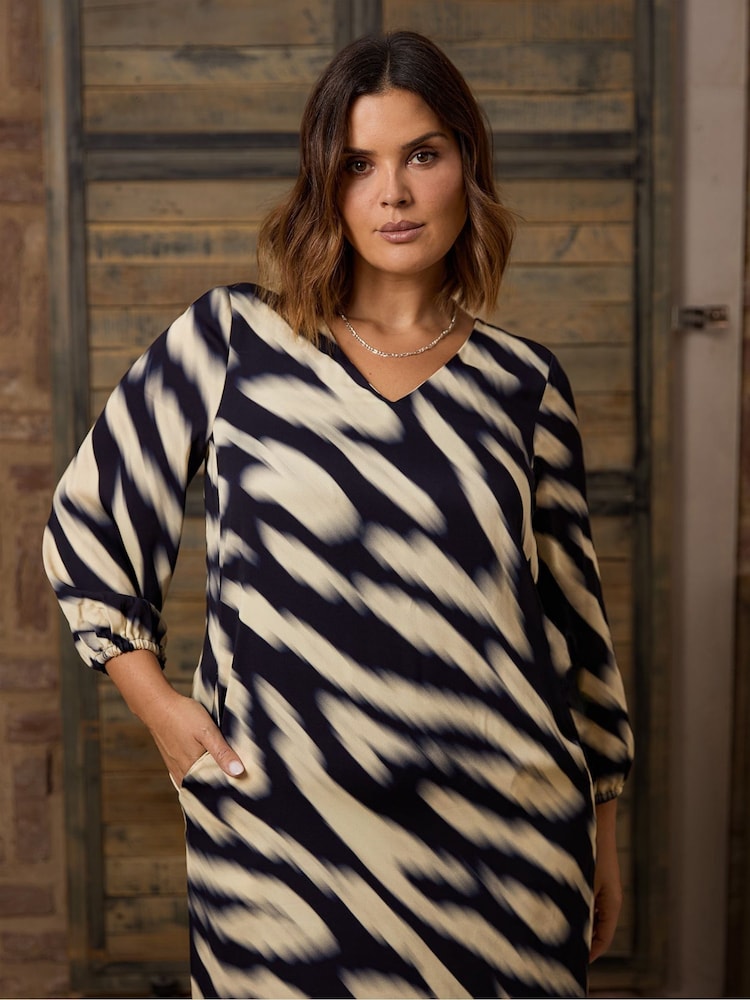 Live Unlimited Animal Blurred Animal Print Dress With Pockets - Image 2 of 6