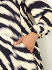 Live Unlimited Animal Blurred Animal Print Dress With Pockets - Image 5 of 6