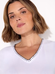 Blanco - Live Unlimited Blanket Stitch Cotton V-Neck T-Shirt - Imagen 4 de 5