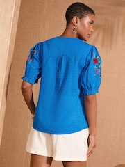 Love & Roses Cotton Dobby Puff Sleeve Embroidered Blouse - Imagen 4 de 4