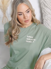 طقم من بيجامة بقصة رِجل واسعة مزيّن بعبارة Love Grows Here من Long Tall Sally - صورة 4 من 5
