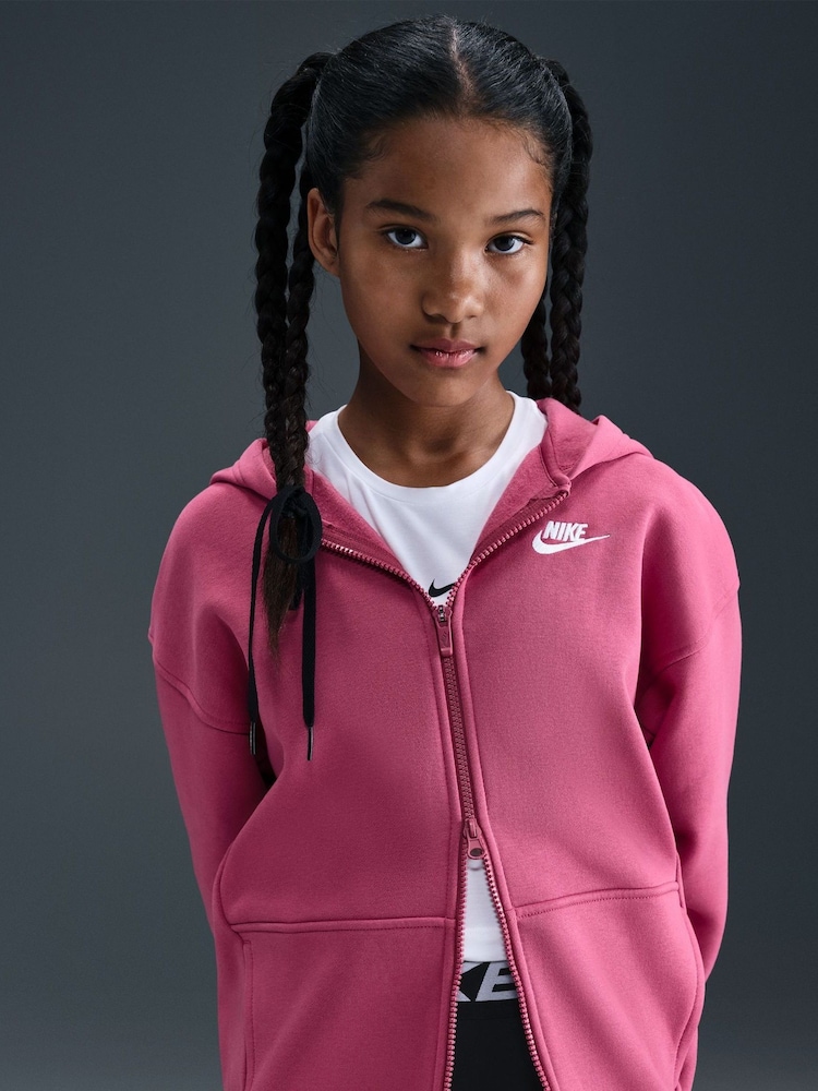 Rdeča pesa rožnata - Nike prevelik pulover s kapuco iz flisa z zadrgo College Club - Slika 5 iz 5
