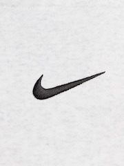 Birch Grey - Sudadera deportiva oversize de polar con capucha y minilogo Phoenix de Nike - Imagen 10 de 10