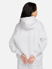 Birch Grey - Sudadera deportiva oversize de polar con capucha y minilogo Phoenix de Nike - Imagen 2 de 10