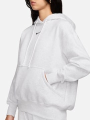 Birch Grey - Sudadera deportiva oversize de polar con capucha y minilogo Phoenix de Nike - Imagen 3 de 10