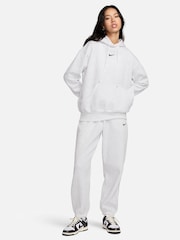 Birch Grey - Sudadera deportiva oversize de polar con capucha y minilogo Phoenix de Nike - Imagen 4 de 10