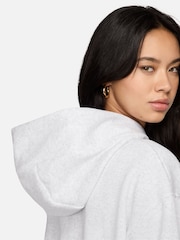 Birch Grey - Sudadera deportiva oversize de polar con capucha y minilogo Phoenix de Nike - Imagen 6 de 10