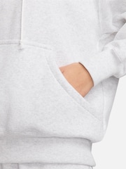 Birch Grey - Sudadera deportiva oversize de polar con capucha y minilogo Phoenix de Nike - Imagen 7 de 10