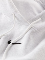 Birch Grey - Sudadera deportiva oversize de polar con capucha y minilogo Phoenix de Nike - Imagen 9 de 10
