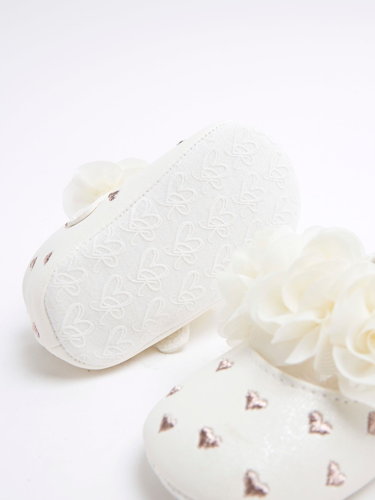 River Island Cream Baby Girls Ruched Ballet Pumps - Image 4 of 5