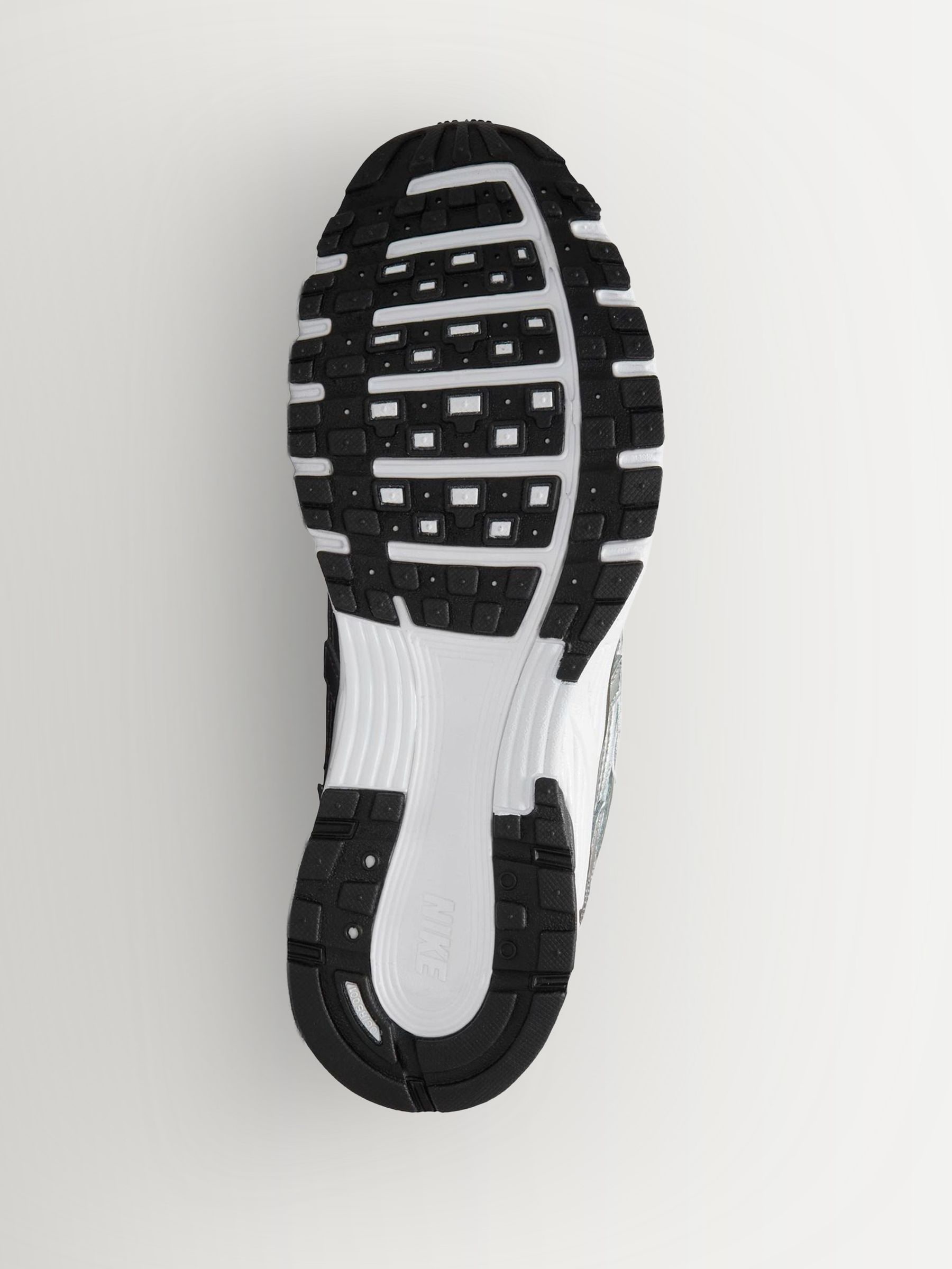 Cumpără Argintiu metalizat - Nike P6000 from Next Romania