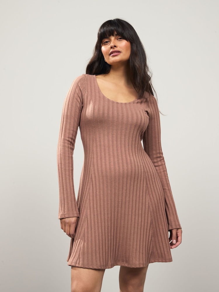 Chocolate marrom - Mini Ribbed Long Sleeve Scoop Neck Dress - Imagem 1 de 6