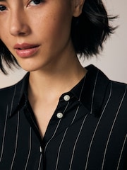 Črna in bela pinstripe - Srajčna obleka z dolgimi rokavi in zavezovanjem v pasu - Slika 4 iz 8
